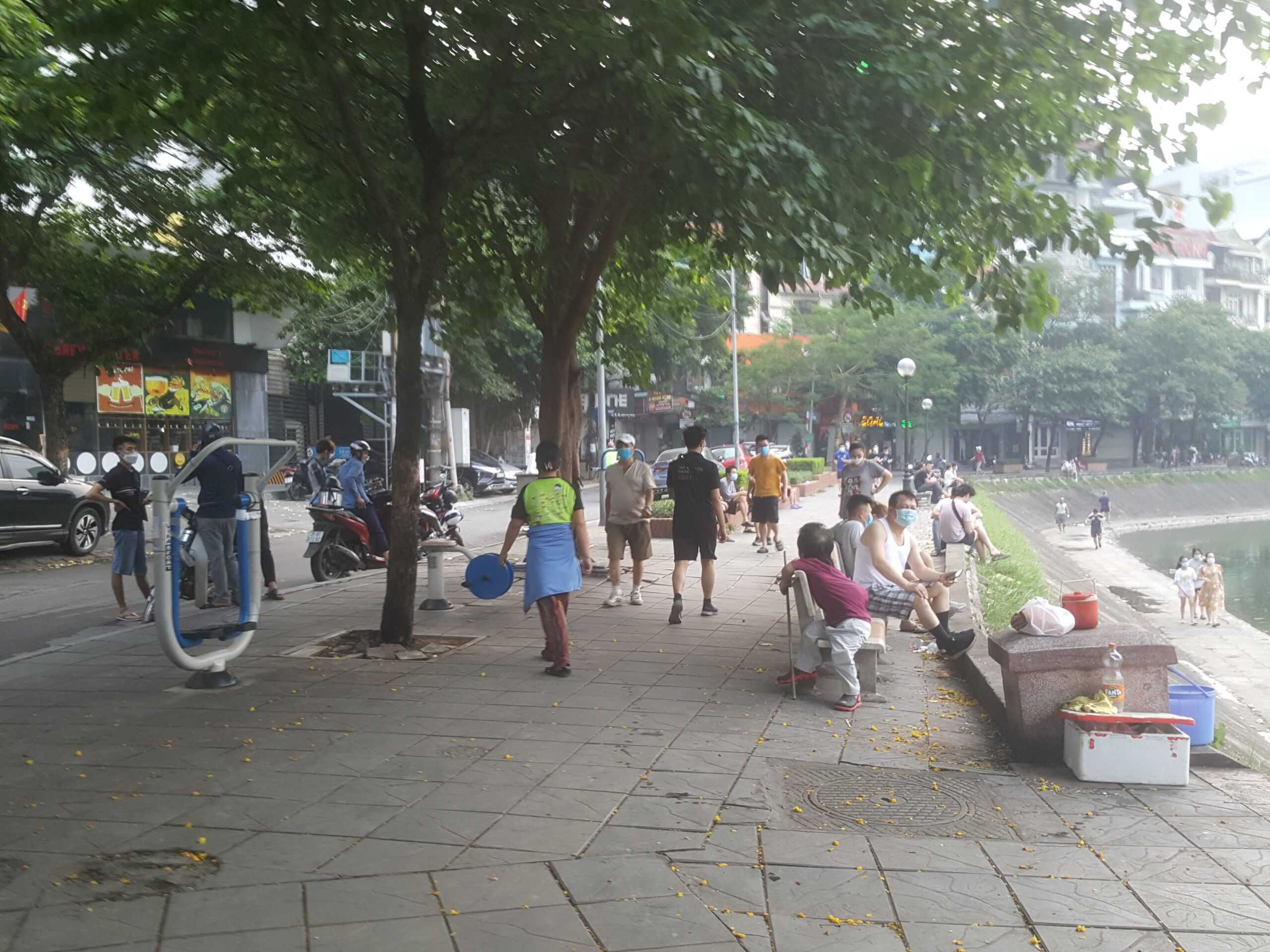 Ba Đình, Hà Nội: bất chấp lệnh cấm, người dân tràn ra Hồ đi bộ, câu cá