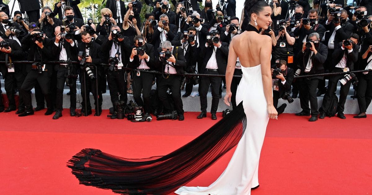 Mãn nhãn “Cuộc chiến thời trang” đầu tiên tại thảm đỏ Cannes 2021